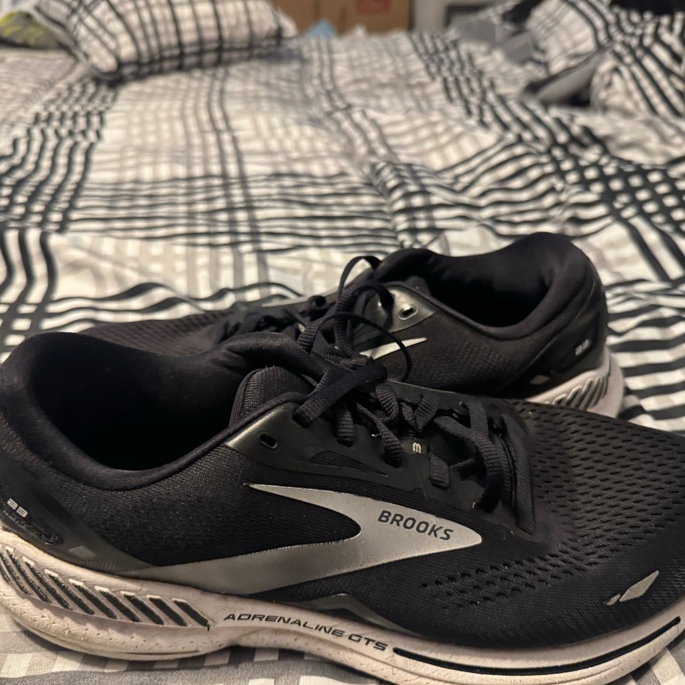 Brooks Men's Black and Gray Athletic Shoes, great condition! - Picture 4 of 11